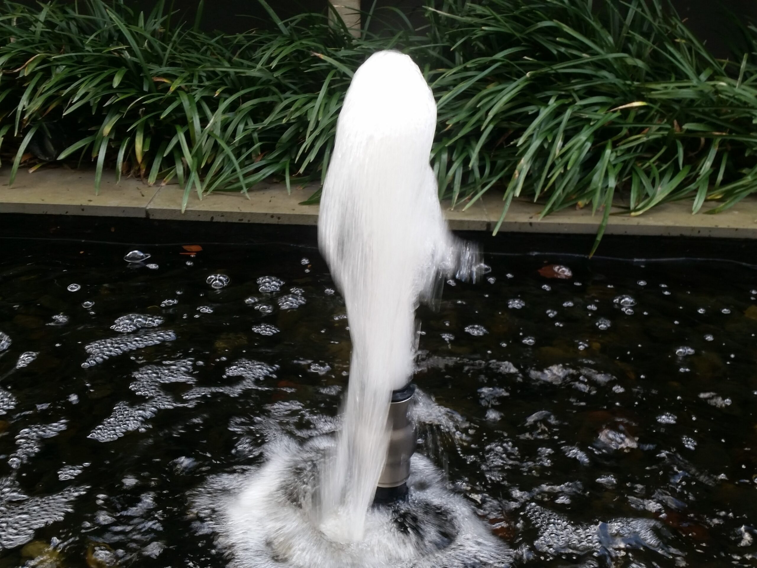 Foaming fountain nozzle for pond decoration